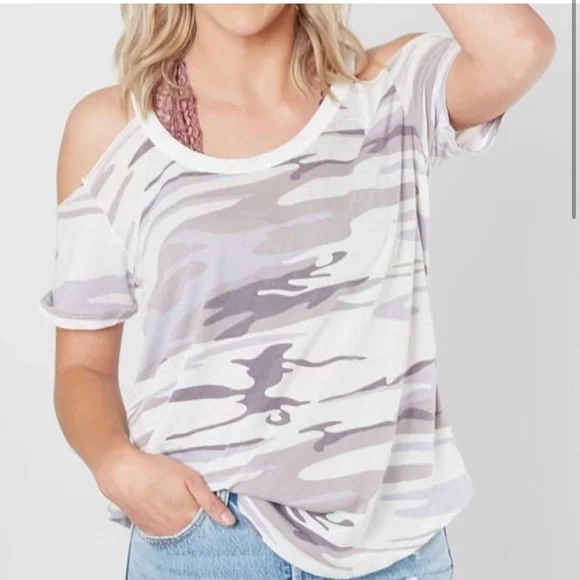 Z Supply The Camo Cold Shoulder Tee Medium - Picture 2 of 7